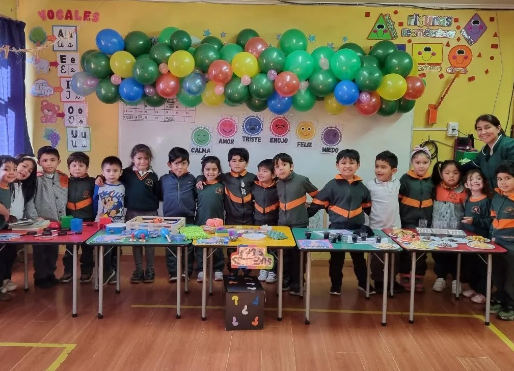 Grupo de niños compartiendo una actividad en el After School