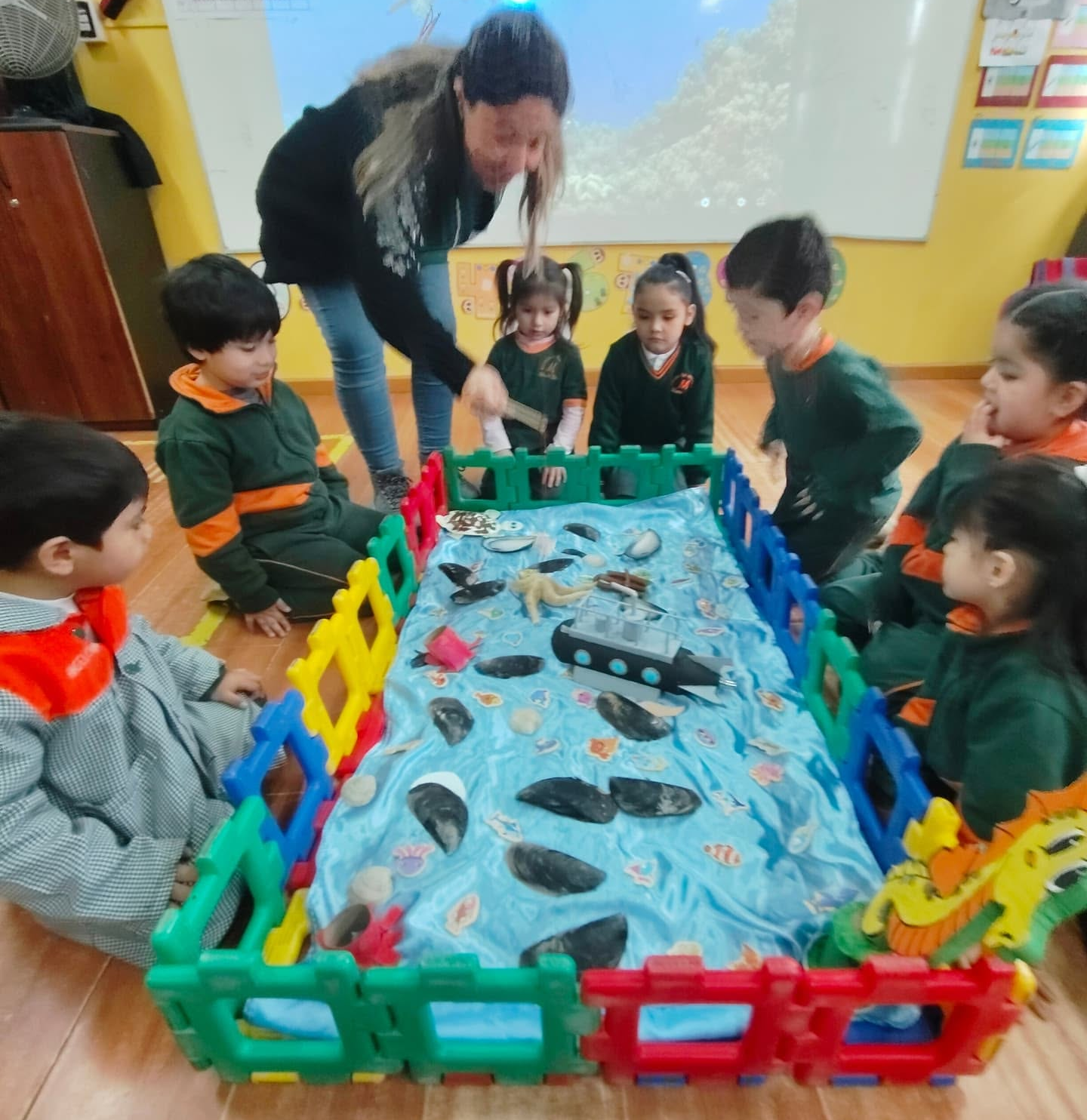 Niños creando manualidades en el After School
