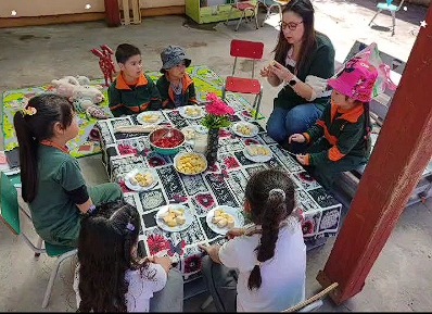 Niños jugando en grupo en el After School