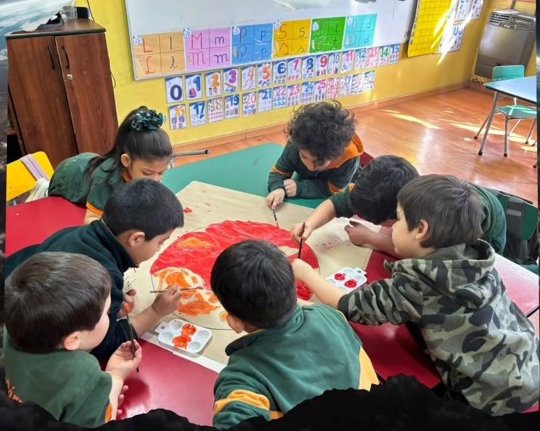 Niña aprendiendo con material didáctico en el After School
