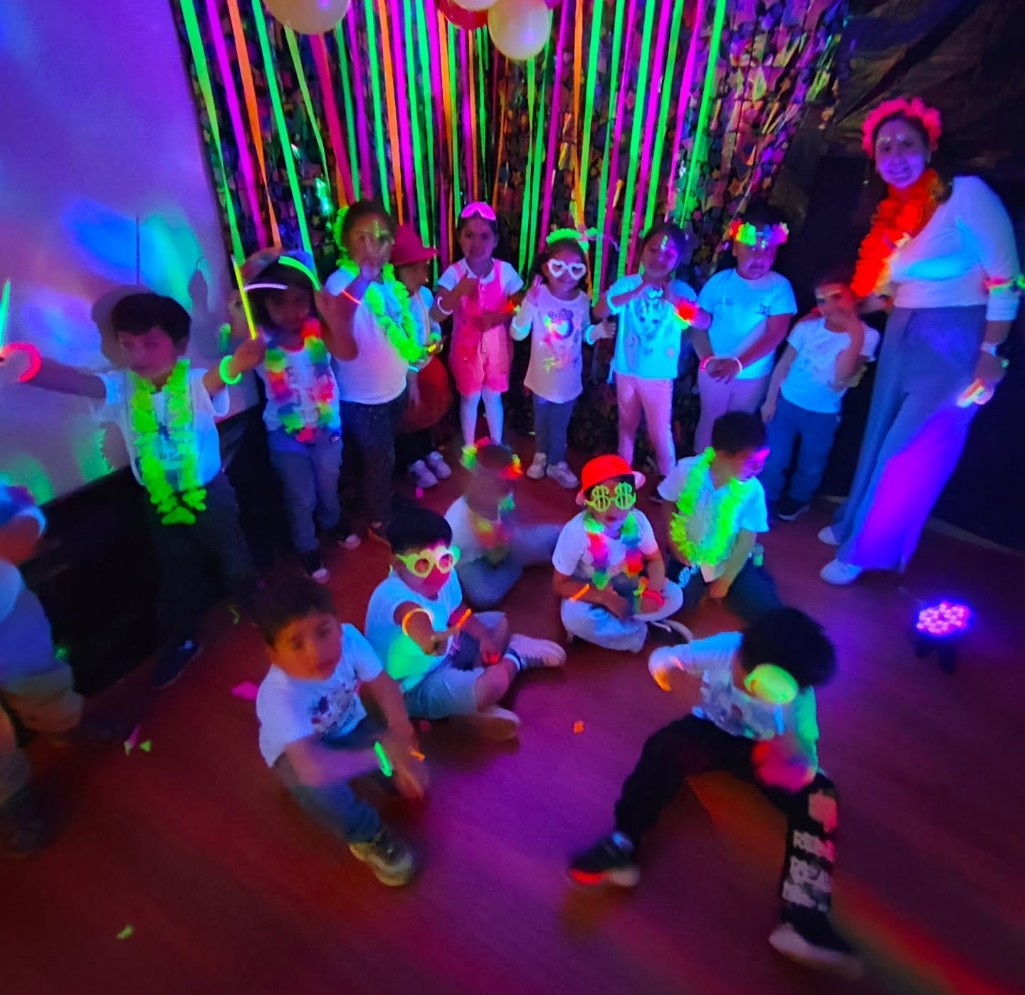 Niños moviéndose y haciendo ejercicio en el After School