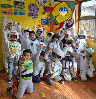 Niños explorando la naturaleza en el After School