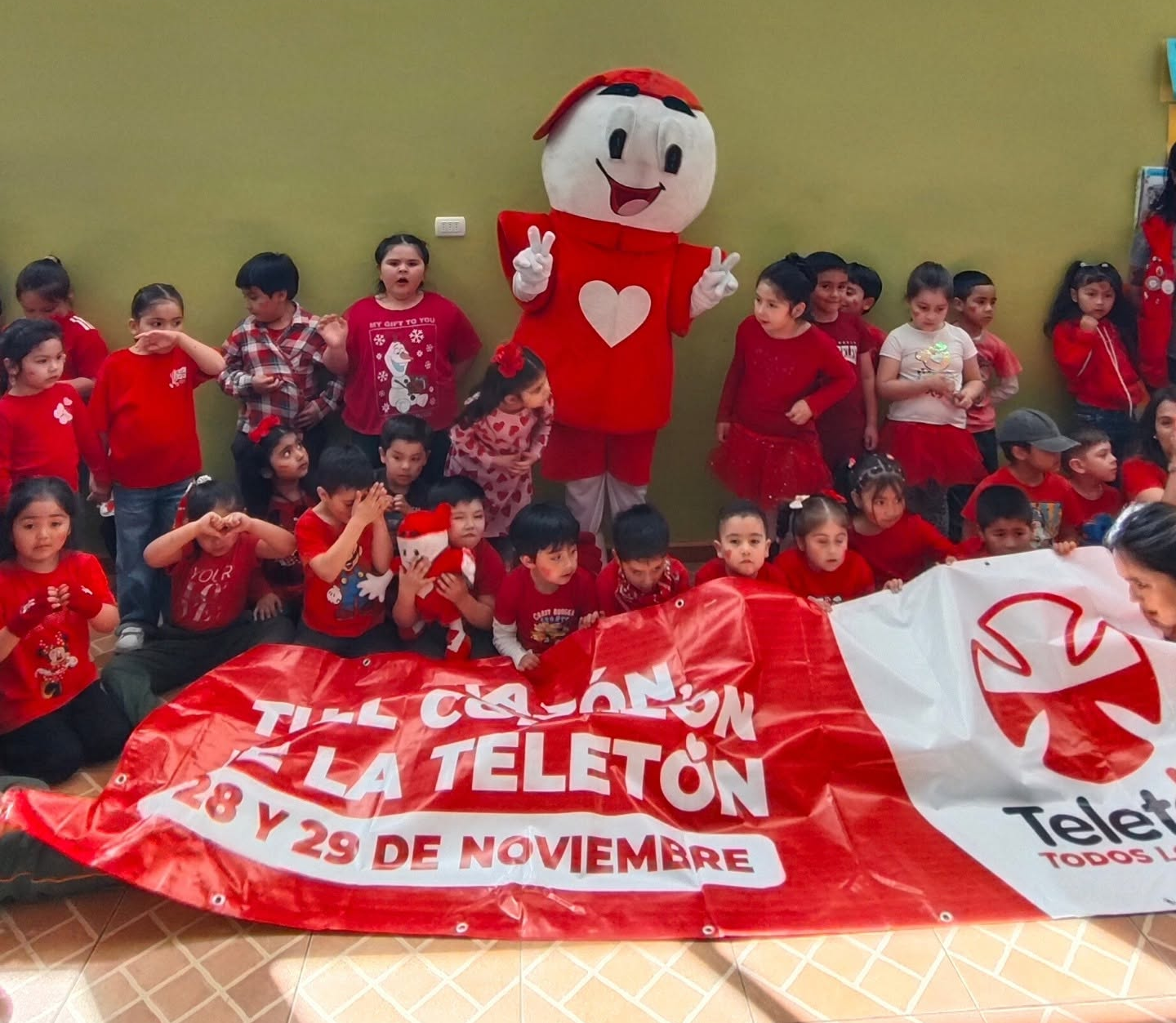 Niños participando en taller de arte en Monte Sión After School